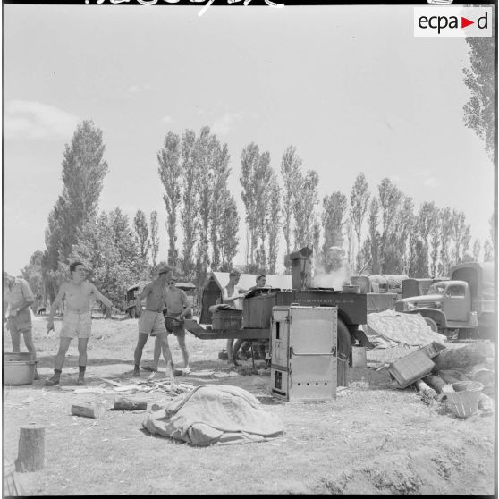 Une cuisine dans une cache avancée.