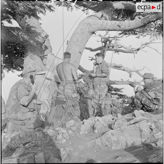 Le poste de commandement du 1er régiment de chasseurs parachutistes (1er RCP) installé sur un piton rocheux.