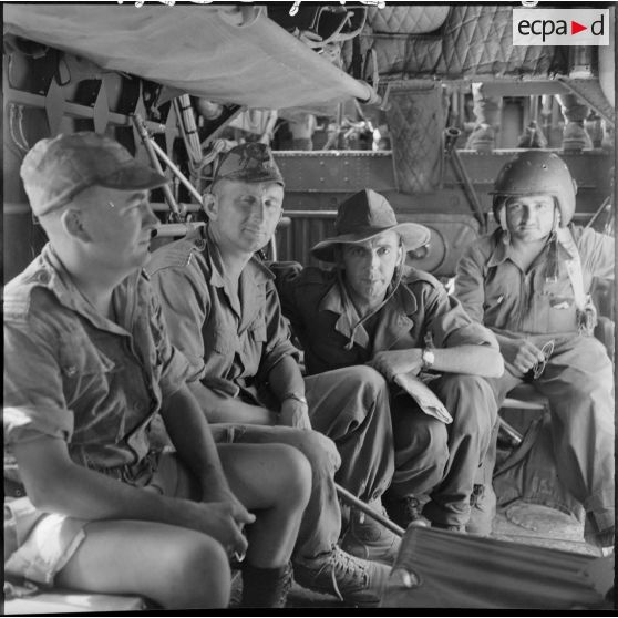 Retour en hélicoptère pour le capitaine Eger.