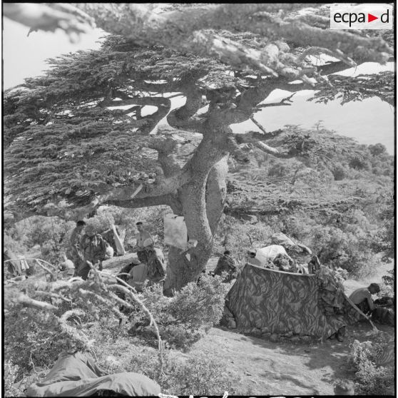 Le poste de commandement du 1er régiment de chasseurs parachutistes (1er RCP) installé sur un piton rocheux.