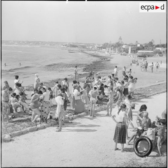 Bains de mer de jeunes femmes à Alger Plage, sous la direction de mesdames Godard et Santini, du service de formation des jeunes en Algérie (SFJA).