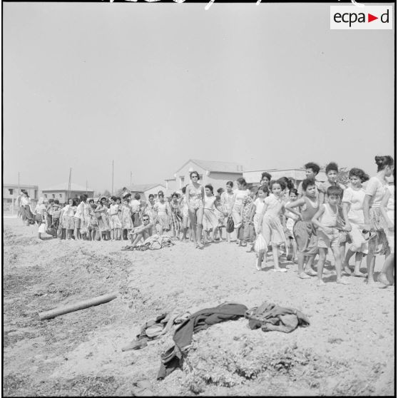 Bains de mer de jeunes femmes à Alger Plage, sous la direction de mesdames Godard et Santini, du service de formation des jeunes en Algérie (SFJA).