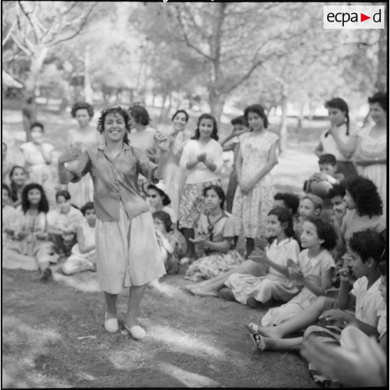 Jeunes femmes et enfants à la campagne, sous la direction de mesdames Godard et Santini, du service de formation des jeunes en Algérie (SFJA).
