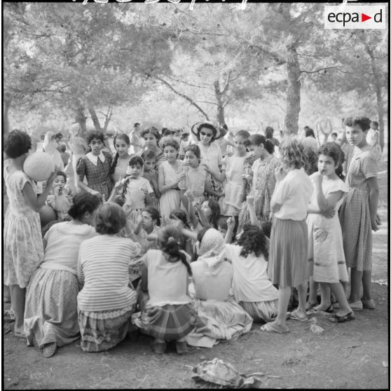Jeunes femmes et enfants à la campagne, sous la direction de mesdames Godard et Santini, du service de formation des jeunes en Algérie (SFJA).