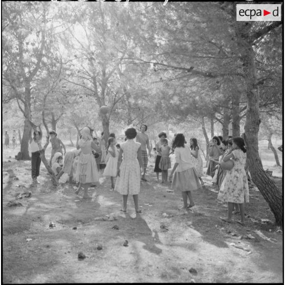 Jeunes femmes et enfants à la campagne, sous la direction de mesdames Godard et Santini, du service de formation des jeunes en Algérie (SFJA).