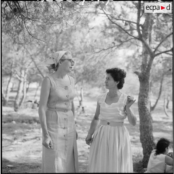 Jeunes femmes et enfants à la campagne, sous la direction de mesdames Godard et Santini, du service de formation des jeunes en Algérie (SFJA).