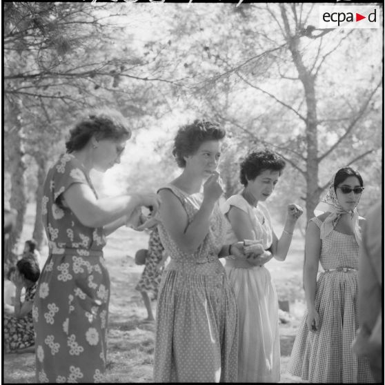 Jeunes femmes et enfants à la campagne, sous la direction de mesdames Godard et Santini, du service de formation des jeunes en Algérie (SFJA).