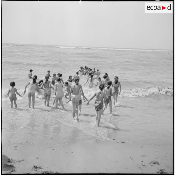Bains de mer de jeunes femmes à Alger Plage, sous la direction de mesdames Godard et Santini, du service de formation des jeunes en Algérie (SFJA).
