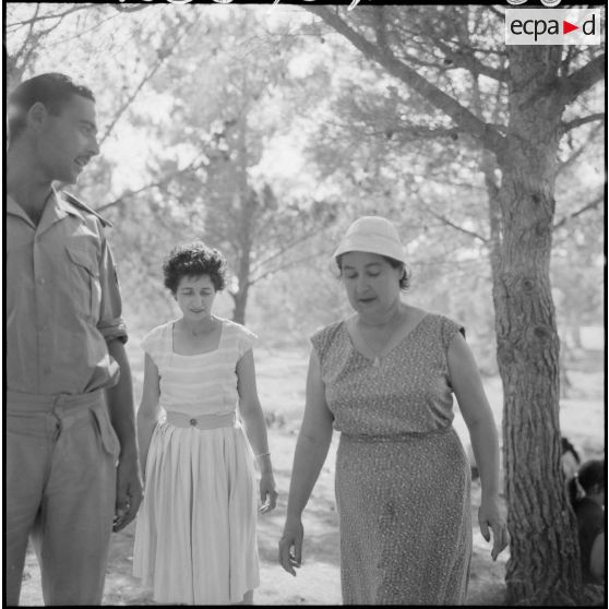 Jeunes femmes et enfants à la campagne, sous la direction de mesdames Godard et Santini, du service de formation des jeunes en Algérie (SFJA).