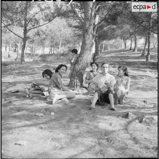 Jeunes femmes et enfants à la campagne, sous la direction de mesdames Godard et Santini, du service de formation des jeunes en Algérie (SFJA).