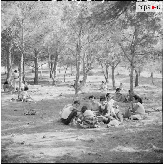 Jeunes femmes et enfants à la campagne, sous la direction de mesdames Godard et Santini, du service de formation des jeunes en Algérie (SFJA).