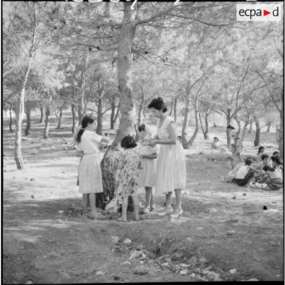 Jeunes femmes et enfants à la campagne, sous la direction de mesdames Godard et Santini, du service de formation des jeunes en Algérie (SFJA).