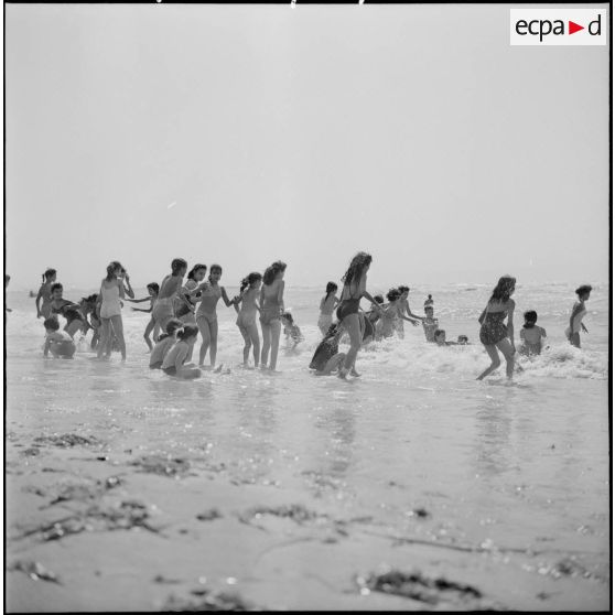 Bains de mer de jeunes femmes à Alger Plage, sous la direction de mesdames Godard et Santini, du service de formation des jeunes en Algérie (SFJA).