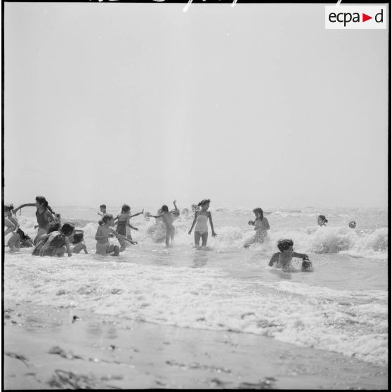 Bains de mer de jeunes femmes à Alger Plage, sous la direction de mesdames Godard et Santini, du service de formation des jeunes en Algérie (SFJA).