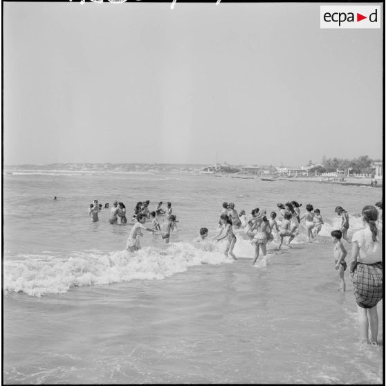 Bains de mer de jeunes femmes à Alger Plage, sous la direction de mesdames Godard et Santini, du service de formation des jeunes en Algérie (SFJA).
