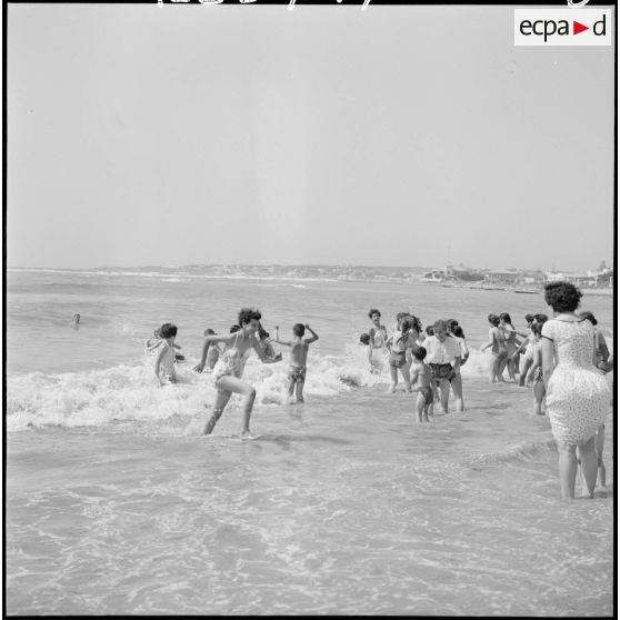 Bains de mer de jeunes femmes à Alger Plage, sous la direction de mesdames Godard et Santini, du service de formation des jeunes en Algérie (SFJA).