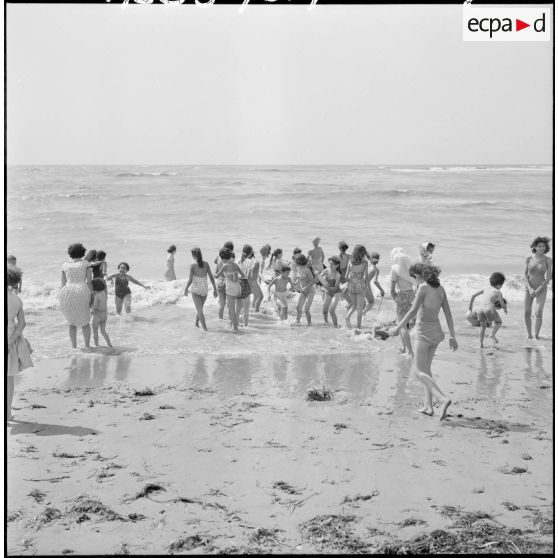 Bains de mer de jeunes femmes à Alger Plage, sous la direction de mesdames Godard et Santini, du service de formation des jeunes en Algérie (SFJA).