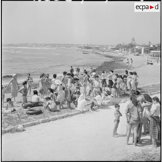 Bains de mer de jeunes femmes à Alger Plage, sous la direction de mesdames Godard et Santini, du service de formation des jeunes en Algérie (SFJA).