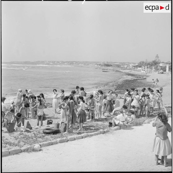 Bains de mer de jeunes femmes à Alger Plage, sous la direction de mesdames Godard et Santini, du service de formation des jeunes en Algérie (SFJA).