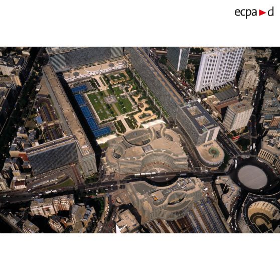 Paris 14e et 15e. La place Catalogne et le jardin de l'atlantique. Du sud-ouest vers le nord-est.