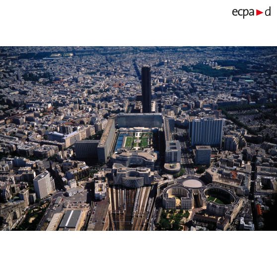 Paris 14e et 15e. Gare Montparnasse et la Tour Montparnasse. Du sud-ouest au sud-est.