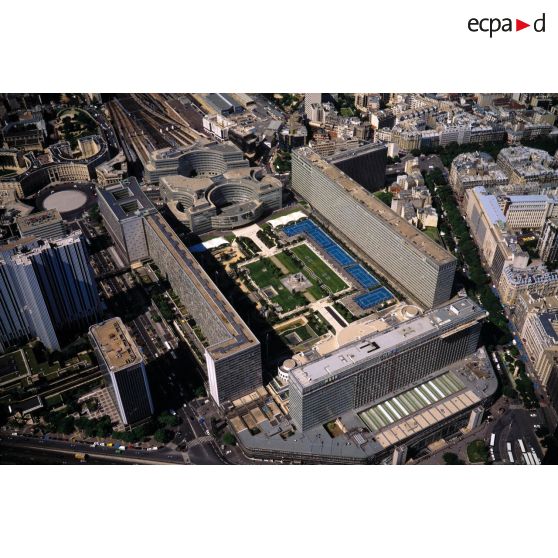 Paris 14e et 15e. Gare Montparnasse et jardin de l'Atlantique.