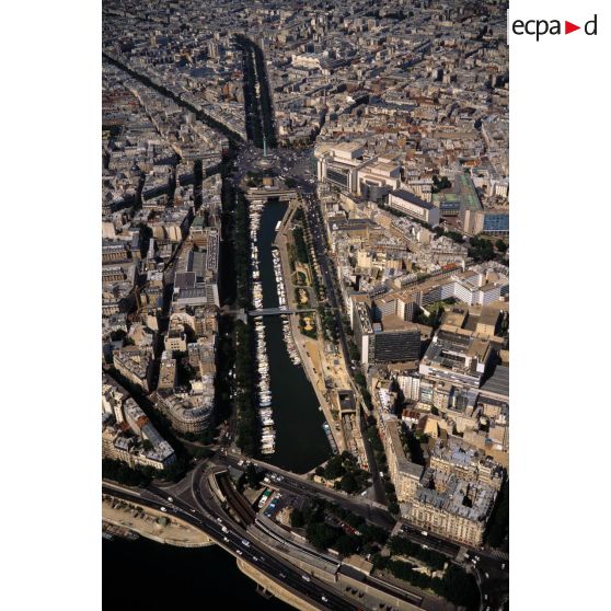 Paris 4e, 12e et 11e. Le  Bassin de l'Arsenal, du sud au nord.