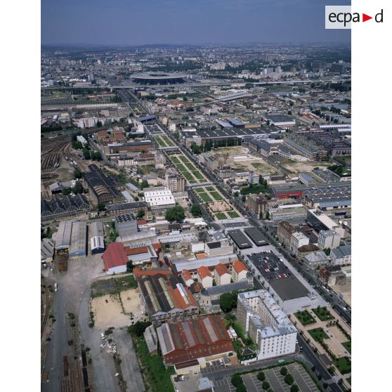 La Plaine Saint-Denis (93). Passage de l'autoroute A1.Vue vers le nord-est.