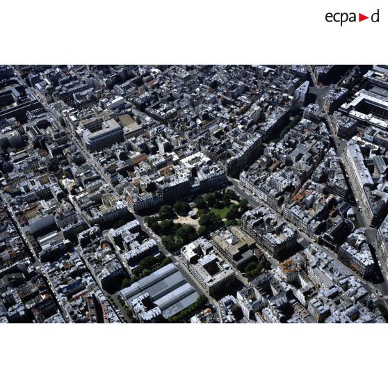 Paris 3e. Square du Temple et marché du Temple.