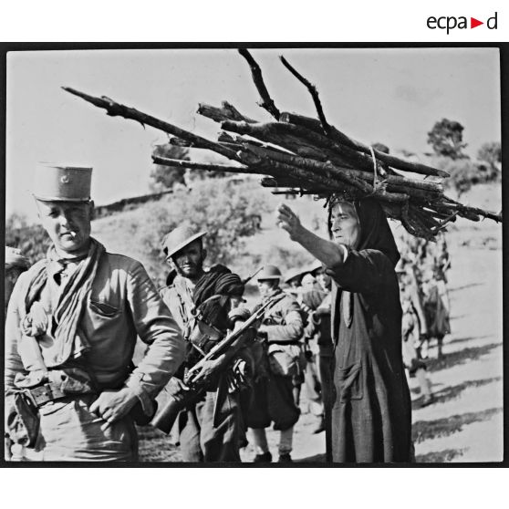 Libération de la Corse. Une colonne de goumiers, avec à sa tête un sous-officier des Affaires Indigènes, est guidée dans le maquis par une paysanne.