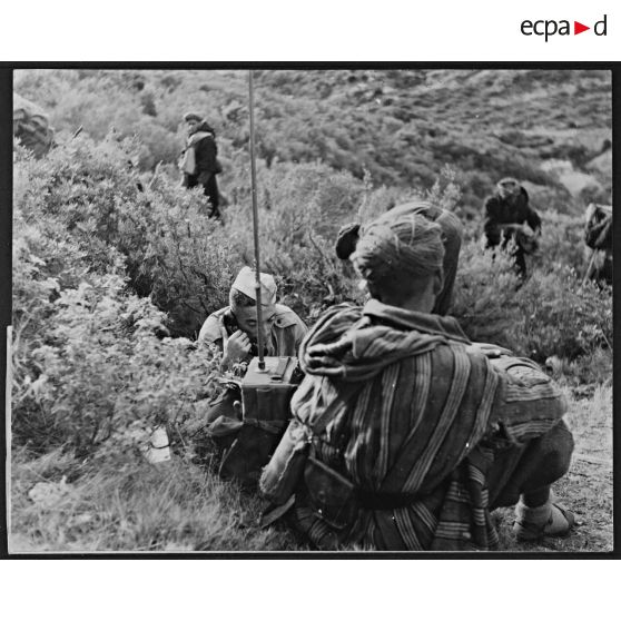 Libération de la Corse. Un observateur, détaché auprès d'un tabor marocain, est en liaison radio avec l'artillerie italienne entre le golfe de Saint-Florent et la Marine de Farinole.
