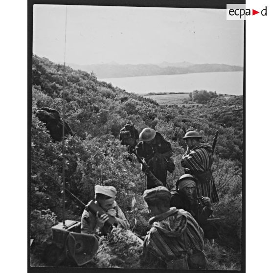 Un observateur, détaché auprès d'un tabor marocain, est en liaison radio avec l'artillerie italienne entre le golfe de Saint-Florent et la Marine de Farinole.