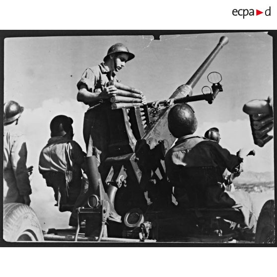 Canon anti-aérien de 40 mm Bofors du 55e groupe d'artillerie de l'Air (55e GAA) qui assure la protection du terrain d'aviation de Campo dell' Oro à compter du 21 septembre 1943.