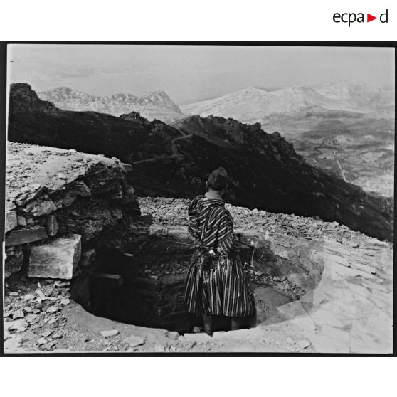 Libération de la Corse. Un officier du 2e groupe de tabors marocains (2e GTM) se trouve dans un poste d'observation au col de Teghime, dominant les pentes du Monte Secco.