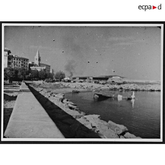 Libération de la Corse. L'épave d'un bombardier léger de l'armée de l'air italienne qui s'est écrasé dans le port de Bastia.