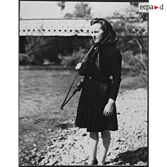 Portrait en pied de la résistante corse Mathéa Pittiloni.