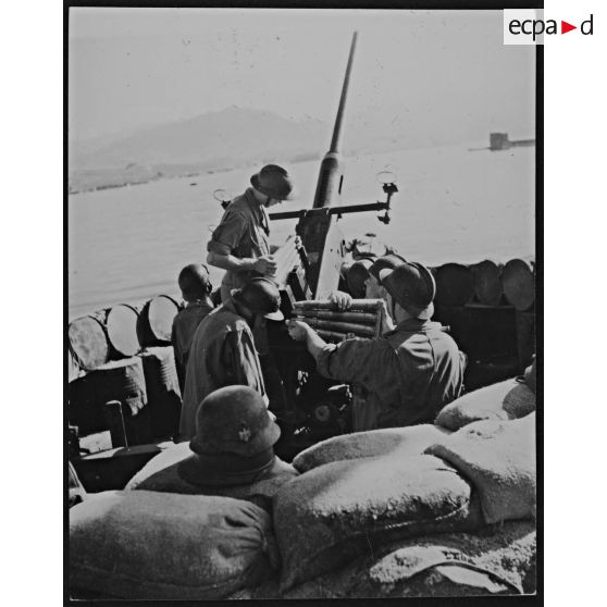 Libération de la Corse. Canon anti-aérien de 40 mm Bofors du 55e groupe d'artillerie de l'Air (55e GAA) qui assure la protection du terrain d'aviation de Campo dell' Oro à compter du 21 septembre 1943.