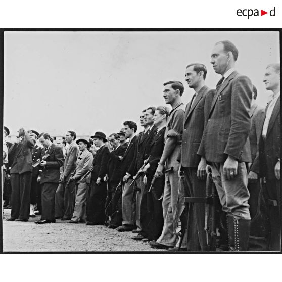 Libération de la Corse. Des résistants sont alignés sur la place du Diamant lors du discours du général de Gaulle à Ajaccio.