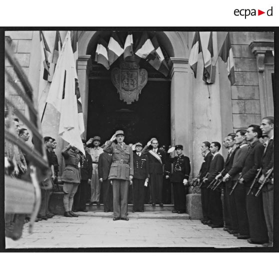 Libération de la Corse. Le général de Gaulle, président du Comité français de la Libération nationale (CFLN), salue la foule à sa sortie de l'hôtel de ville d'Ajaccio.