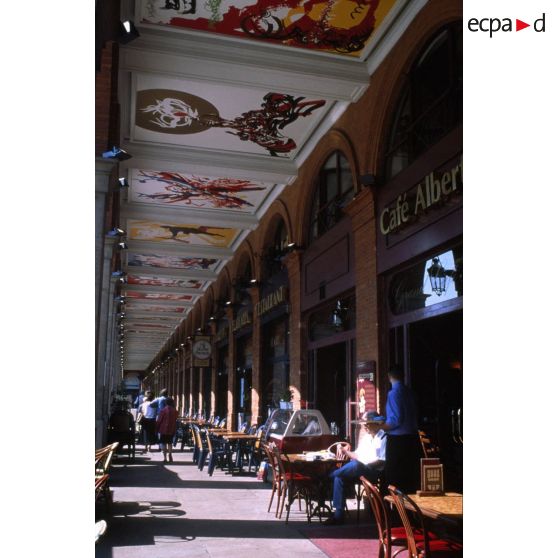 Toulouse (31). La place du Capitole, terrasse de café.