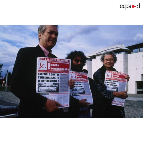 8 juin 1999. Paris 19e. Campagne pour les élections européennes. Meeting de Robert Hue au Zénith ; dissidents du parti communiste distribuant le journal "la gauche communiste".