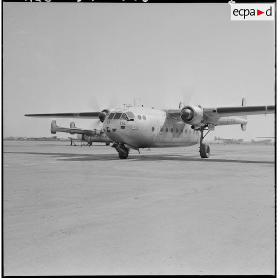 Le Nord 2501 qui transporte le premier réfrigérateur arrive en bout de piste de l'aérodrome de Maison-Blanche.