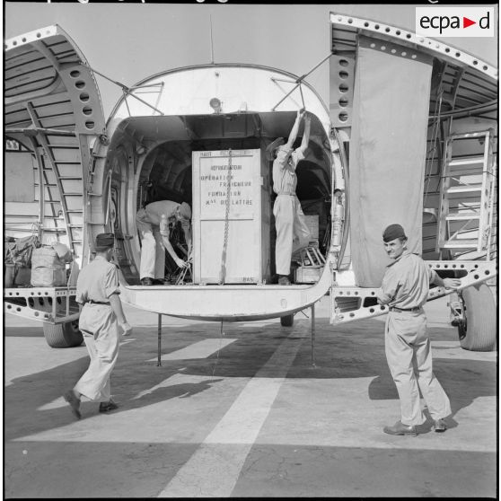 Déchargement du Nord 2501 sur l'aérodrome de Maison-Blanche.