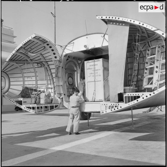 Déchargement du Nord 2501 sur l'aérodrome de Maison-Blanche.