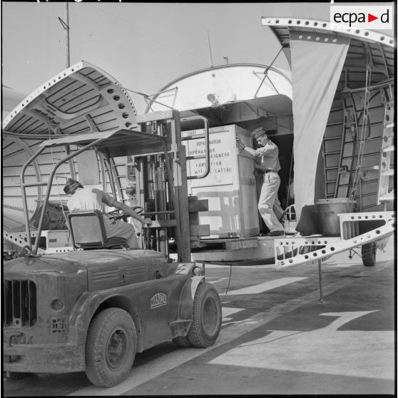 Déchargement du Nord 2501 sur l'aérodrome de Maison-Blanche.