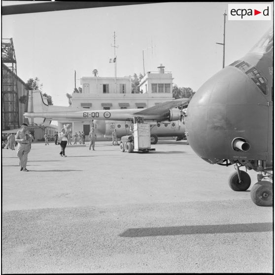 Transport du premier réfrigérateur du Nord 2501 vers l'hélicoptère H-19, sur l'aérodrome de Maison-Blanche.