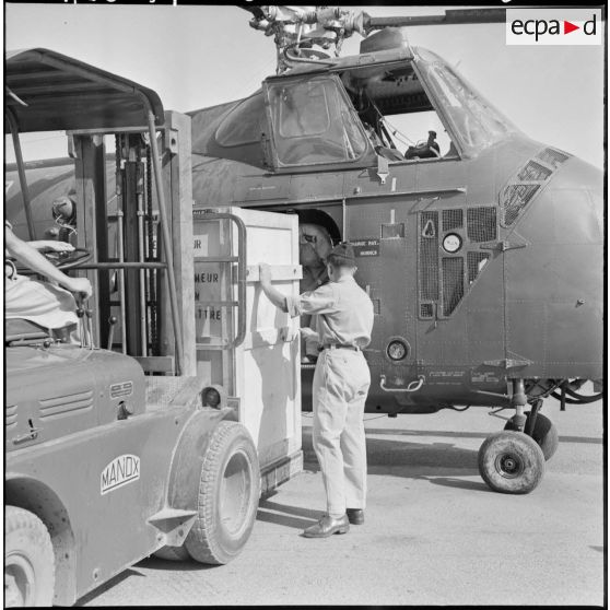 Chargement du premier réfrigérateur à bord de l'hélicoptère H-19, à destination du poste de Tagumount El Djedid en Kabylie.