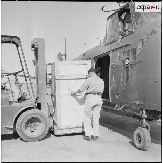 Chargement du premier réfrigérateur à bord de l'hélicoptère H-19, à destination du poste de Tagumount El Djedid en Kabylie.