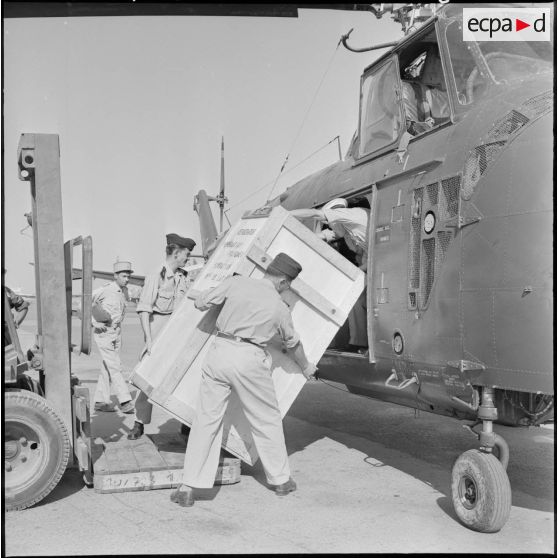 Chargement du premier réfrigérateur à bord de l'hélicoptère H-19, à destination du poste de Tagumount El Djedid en Kabylie.