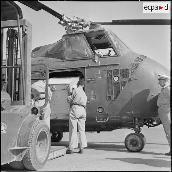 Chargement du premier réfrigérateur à bord de l'hélicoptère H-19, à destination du poste de Tagumount El Djedid en Kabylie.